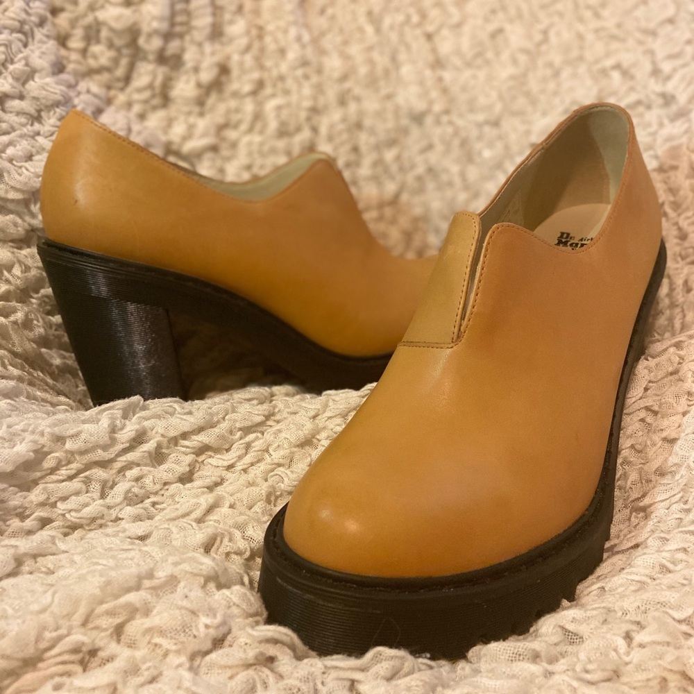 ✨Dr. Martens Tan Clog✨